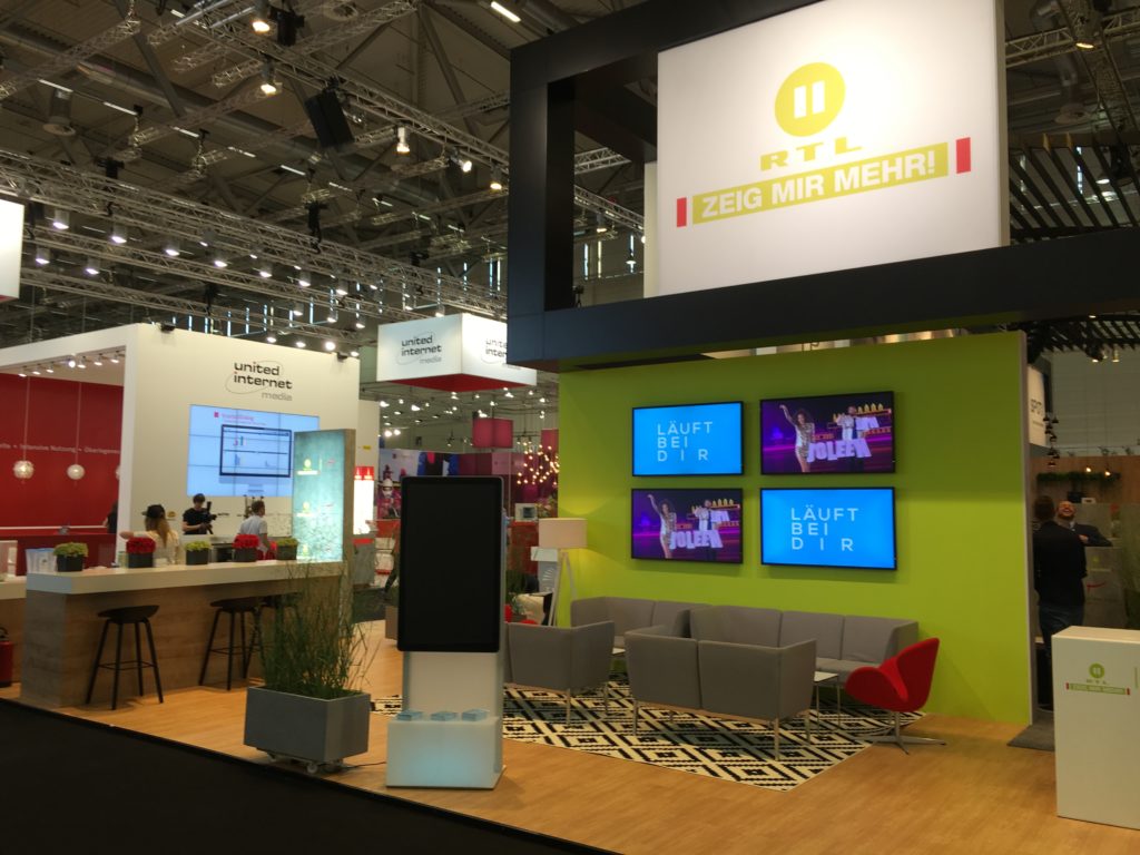 Jetzt können sie kommen: Der RTL II-Stand auf der dmexco vor Messestart.