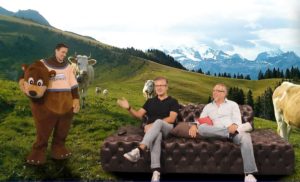 Andreas Bartl (rechts) und Carlos Zamorano begrüßen Pascal Jenny auf der digitalen RTLZWEI-Präsentation